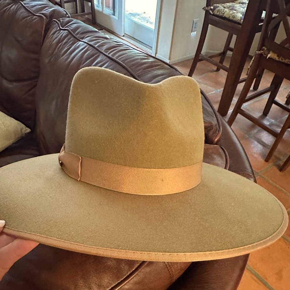 Classic Wide Brim 100% Australian Wool
hat  Excellent  condition.